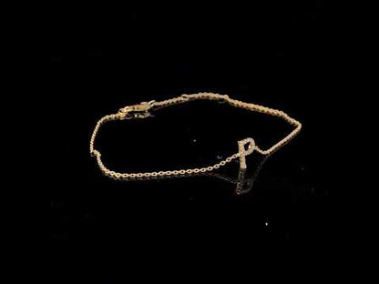 Rotating video showing the jewelry item