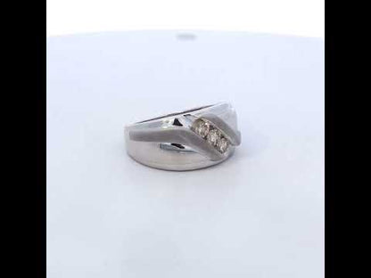 Rotating video showing the jewelry item