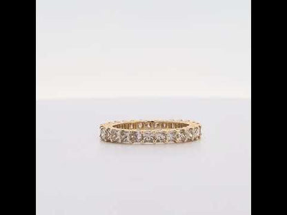 Rotating video showing the jewelry item