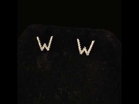 Rotating video showing the jewelry item
