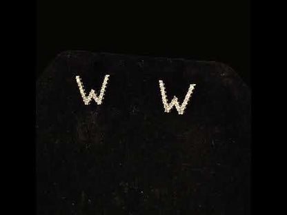 Rotating video showing the jewelry item