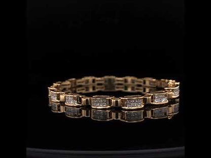 Rotating video showing the jewelry item