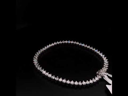 Rotating video showing the jewelry item