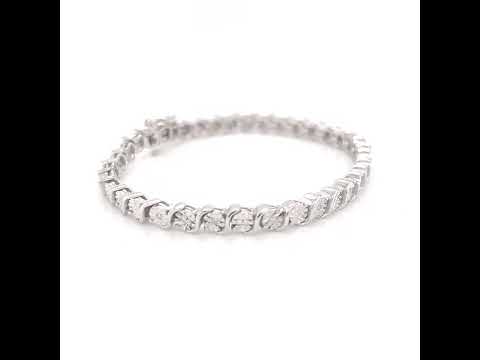 Rotating video showing the jewelry item