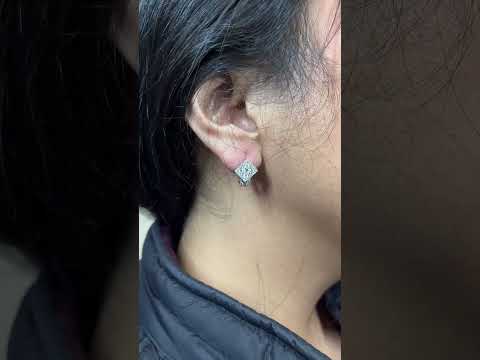 Rotating video showing the jewelry item