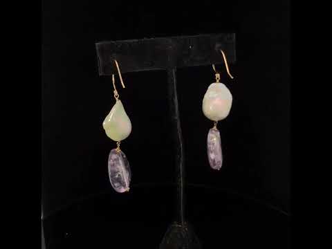 Rotating video showing the jewelry item
