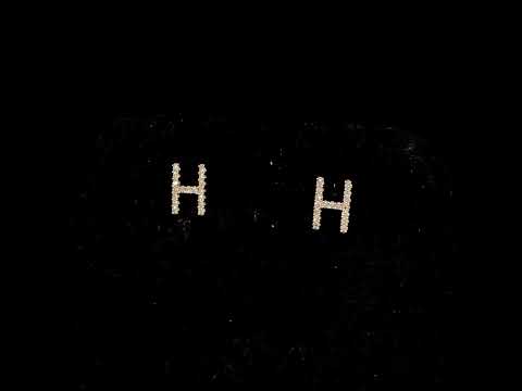 Rotating video showing the jewelry item