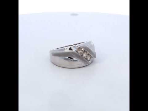 Rotating video showing the jewelry item