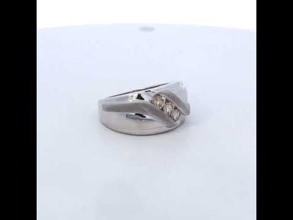 Rotating video showing the jewelry item