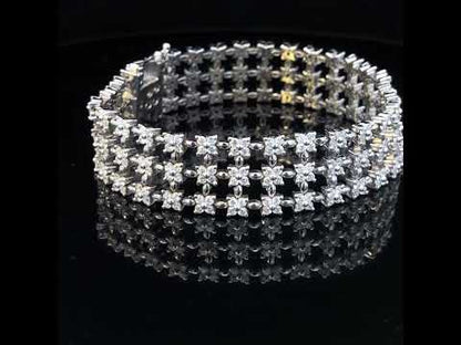 Rotating video showing the jewelry item