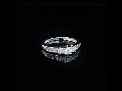 Rotating video showing the jewelry item