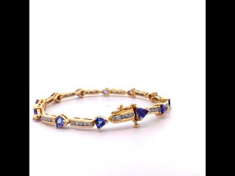 Rotating video showing the jewelry item