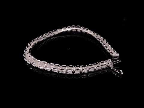 Rotating video showing the jewelry item