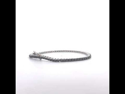 Rotating video showing the jewelry item