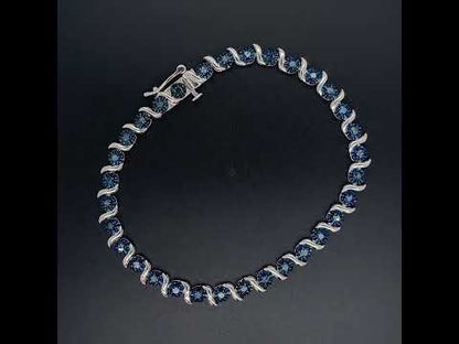 Rotating video showing the jewelry item