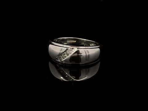 Rotating video showing the jewelry item