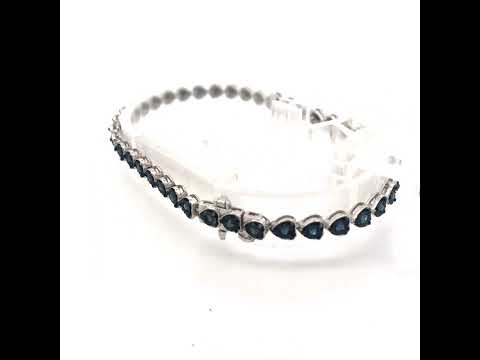Rotating video showing the jewelry item