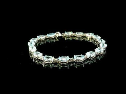 Rotating video showing the jewelry item