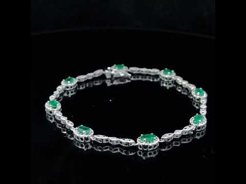 Rotating video showing the jewelry item