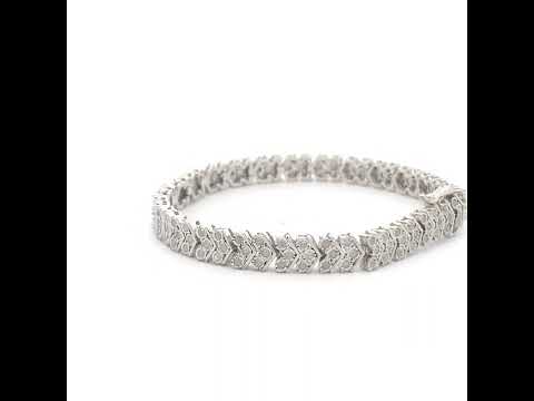 Rotating video showing the jewelry item