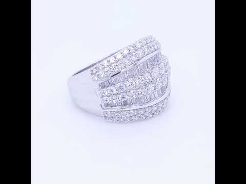 Rotating video showing the jewelry item