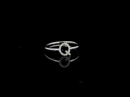 Rotating video showing the jewelry item