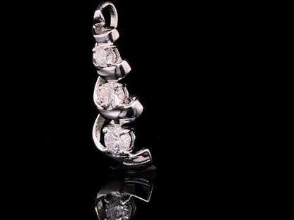 Rotating video showing the jewelry item