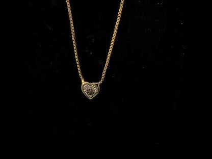 Rotating video showing the jewelry item