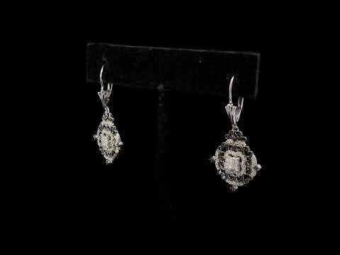 Rotating video showing the jewelry item