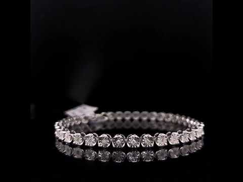 Rotating video showing the jewelry item