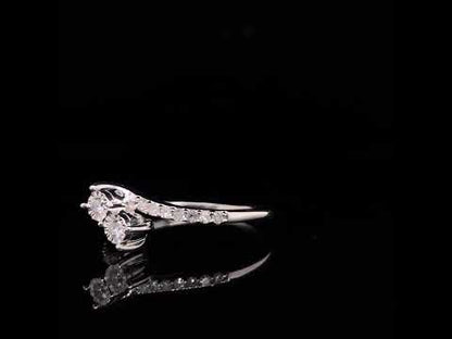 Rotating video showing the jewelry item