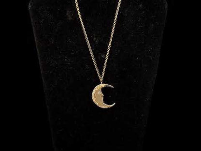 Rotating video showing the jewelry item