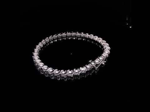 Rotating video showing the jewelry item