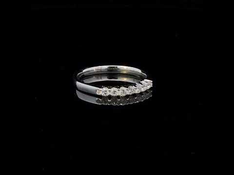 Rotating video showing the jewelry item