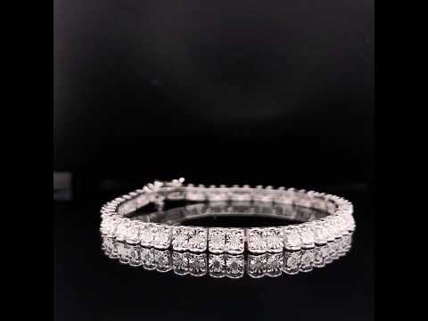 Rotating video showing the jewelry item