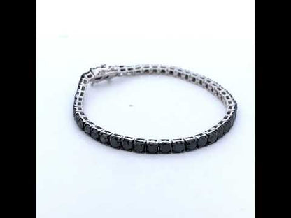 Rotating video showing the jewelry item