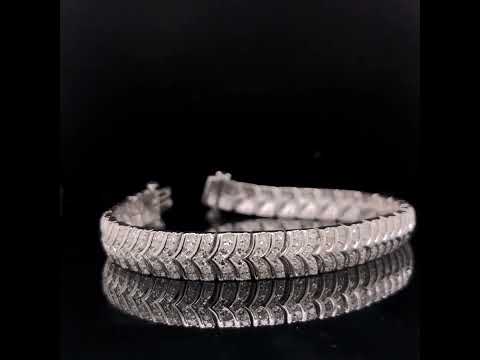 Rotating video showing the jewelry item