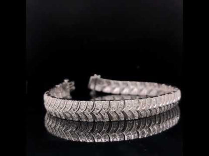 Rotating video showing the jewelry item