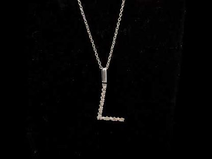 Rotating video showing the jewelry item