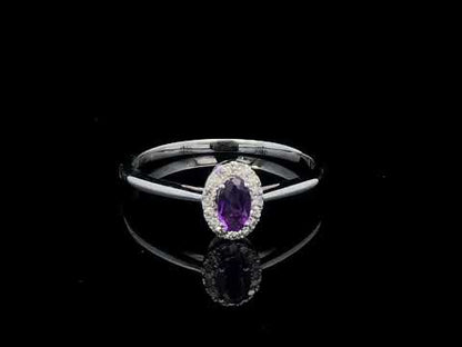 Rotating video showing the jewelry item