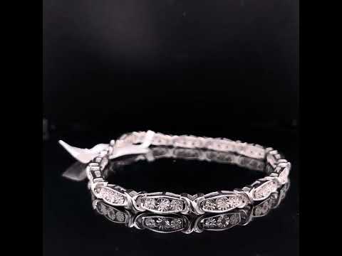 Rotating video showing the jewelry item