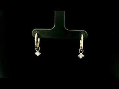 Rotating video showing the jewelry item