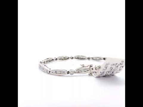 Rotating video showing the jewelry item