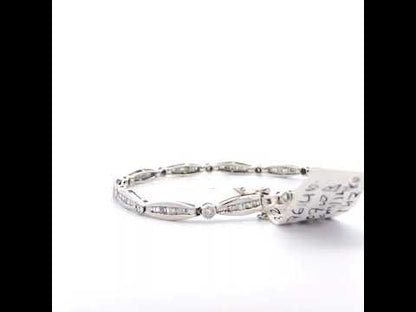 Rotating video showing the jewelry item