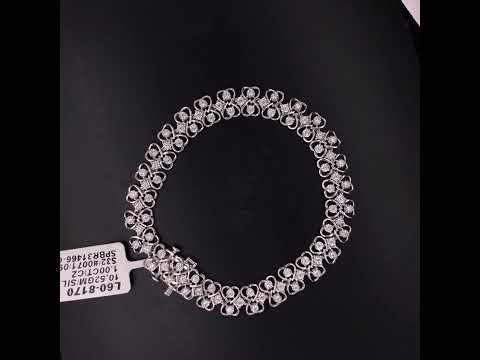 Rotating video showing the jewelry item