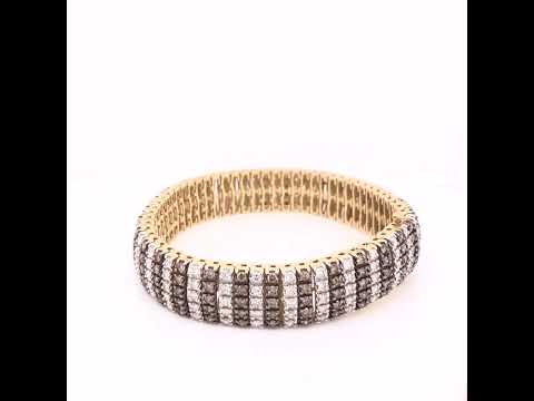 Rotating video showing the jewelry item