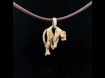 Rotating video showing the jewelry item