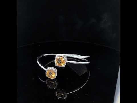 Rotating video showing the jewelry item