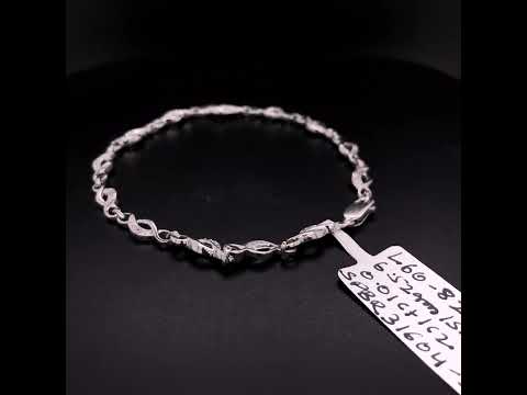 Rotating video showing the jewelry item