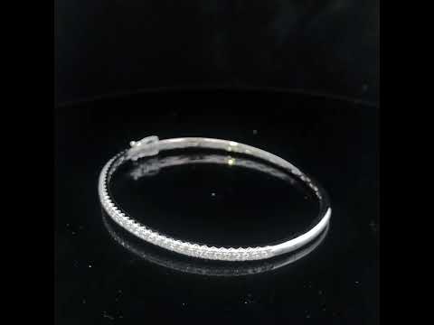 Rotating video showing the jewelry item